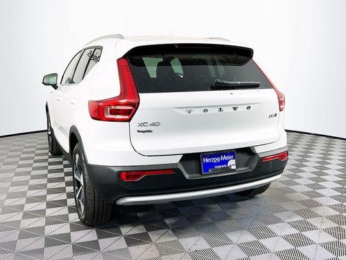 2025 Volvo XC40 B5 Core Bright Theme