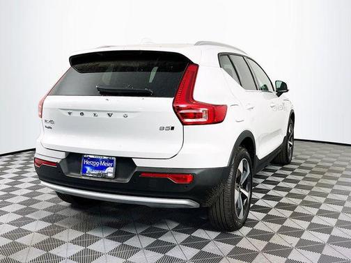2025 Volvo XC40 B5 Core Bright Theme