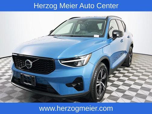 2023 Volvo XC40 B5 Plus Dark Theme