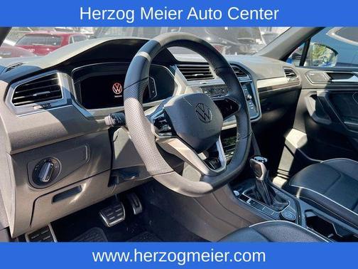 Deep Black Pearl Effect 2022 Volkswagen Tiguan 2.0T SEL R-Line