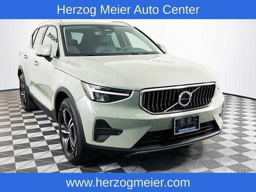 Green 2025 Volvo XC40 B5 Core Bright Theme