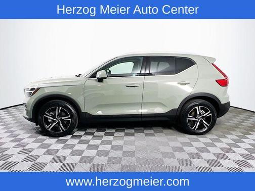 Green 2025 Volvo XC40 B5 Core Bright Theme