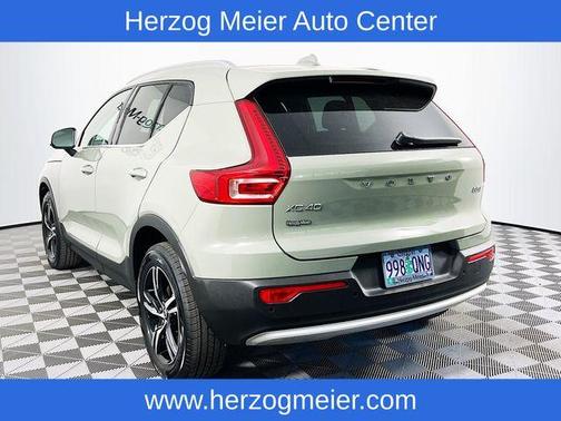 Green 2025 Volvo XC40 B5 Core Bright Theme