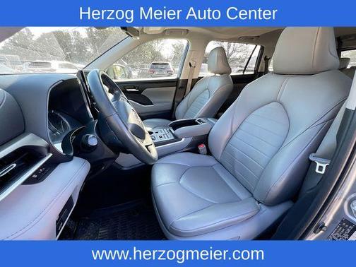 Moon Dust 2022 Toyota Highlander XLE