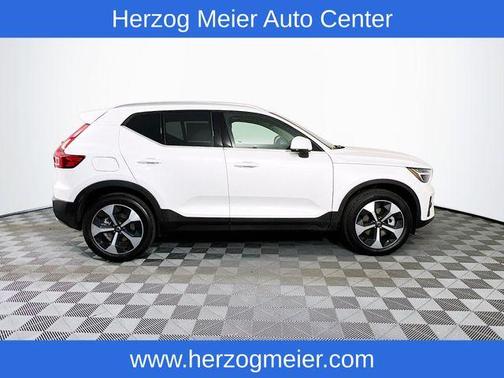 2025 Volvo XC40 B5 Core Bright Theme