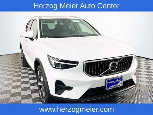 2025 Volvo XC40 B5 Core Bright Theme