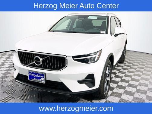 2025 Volvo XC40 B5 Core Bright Theme