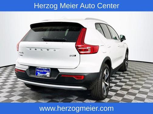 2025 Volvo XC40 B5 Core Bright Theme