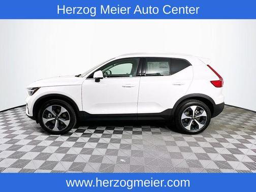 2025 Volvo XC40 B5 Core Bright Theme