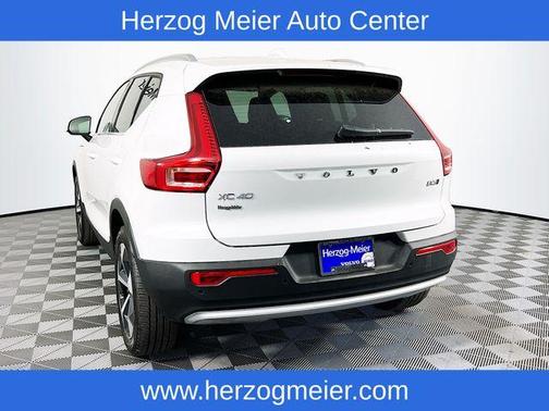 2025 Volvo XC40 B5 Core Bright Theme