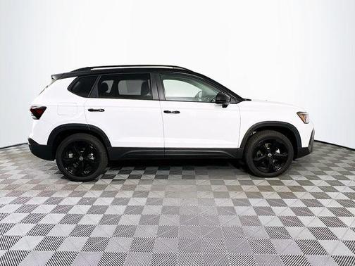 Pure White W/Deep Black Roof 2026 Volkswagen Taos 1.5T SE Black