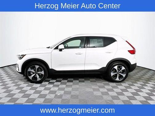Crystal White Pearl 2025 Volvo XC40 B5 Core Bright Theme