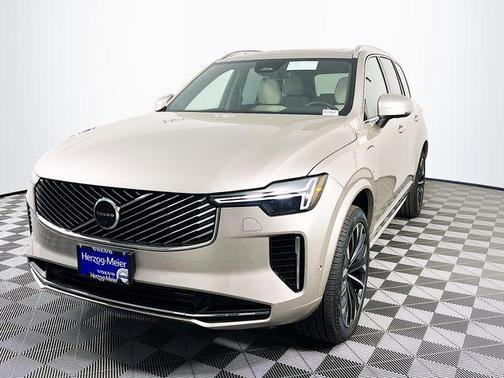 Bright 2026 Volvo XC90 Plug-In Hybrid T8 Plus 7-Seater