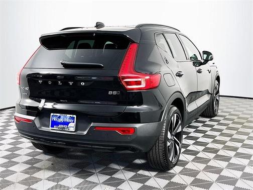 2025 Volvo XC40 B5 Plus Dark Theme