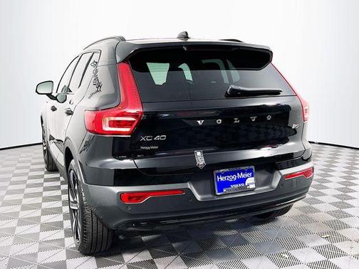 2025 Volvo XC40 B5 Plus Dark Theme