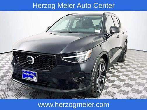 2025 Volvo XC40 B5 Plus Dark Theme