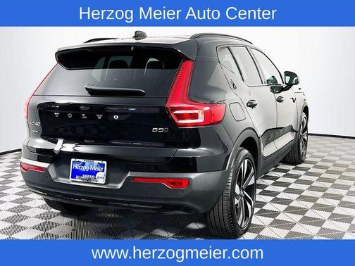 2025 Volvo XC40 B5 Plus Dark Theme