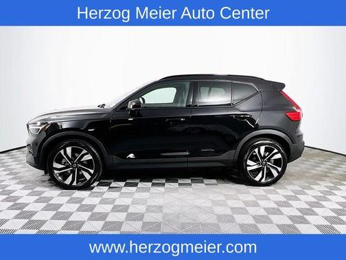 2025 Volvo XC40 B5 Plus Dark Theme