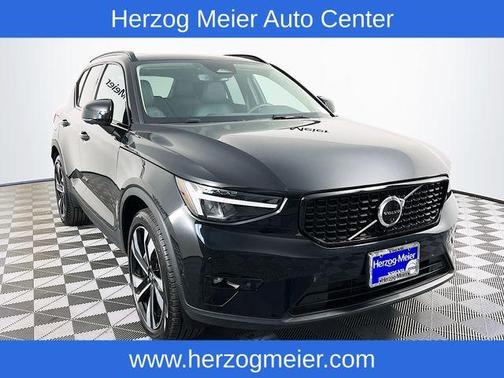 2025 Volvo XC40 B5 Plus Dark Theme