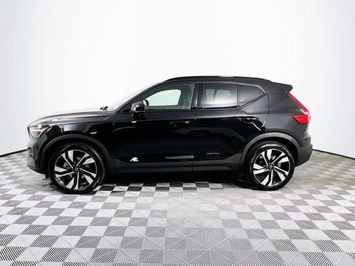 2025 Volvo XC40 B5 Plus Dark Theme