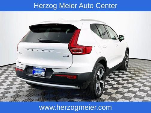 2025 Volvo XC40 B5 Core Bright Theme