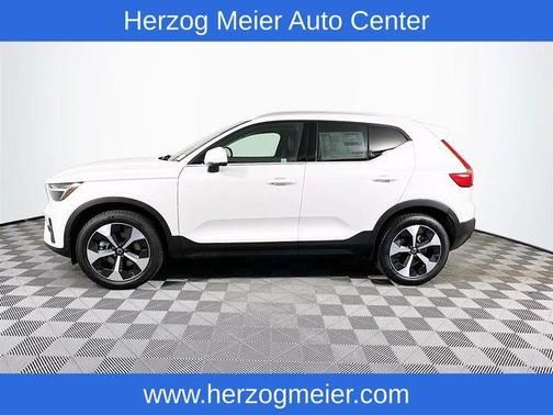 2025 Volvo XC40 B5 Core Bright Theme