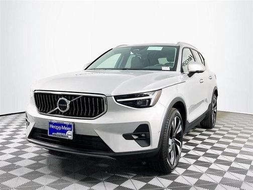 2024 Volvo XC40 B5 Plus Bright Theme