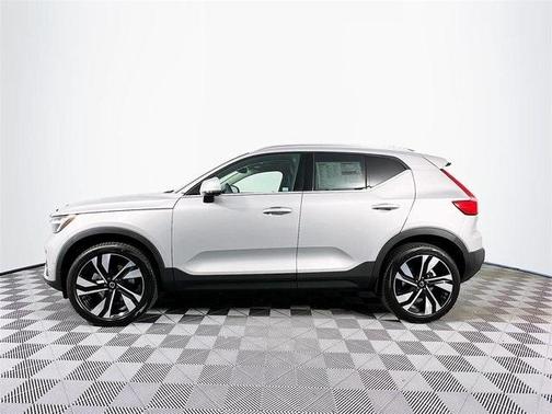 2024 Volvo XC40 B5 Plus Bright Theme