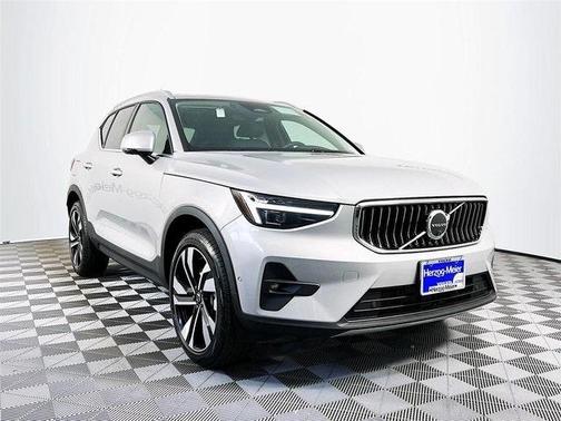 2024 Volvo XC40 B5 Plus Bright Theme