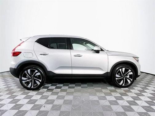 2024 Volvo XC40 B5 Plus Bright Theme