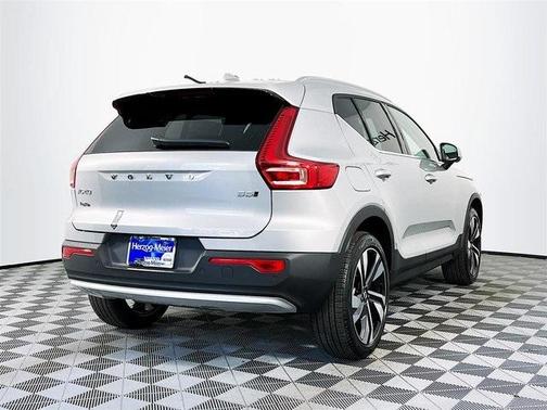 2024 Volvo XC40 B5 Plus Bright Theme