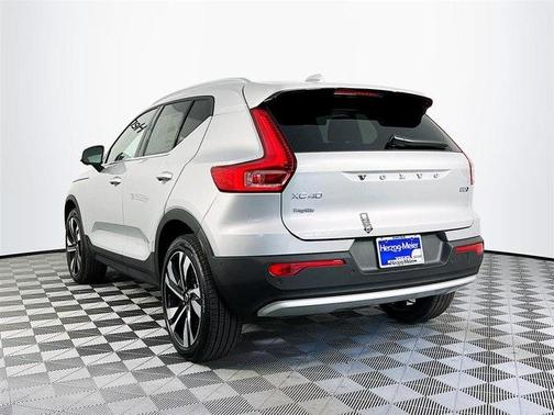 2024 Volvo XC40 B5 Plus Bright Theme
