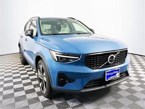 2024 Volvo XC40 B5 Ultimate Dark Theme