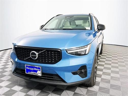 2024 Volvo XC40 B5 Ultimate Dark Theme