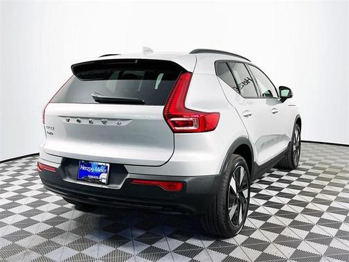 2025 Volvo EX40 Single Motor Extended Range Core