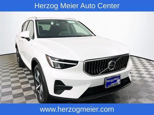 2025 Volvo XC40 B5 Core Bright Theme