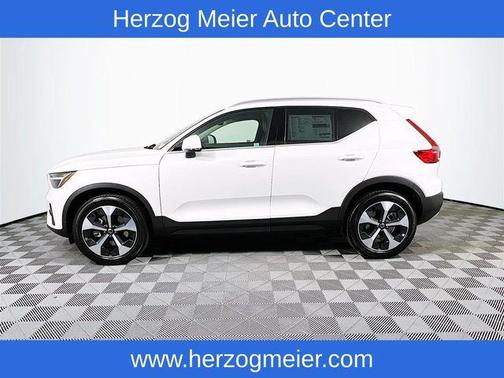 2025 Volvo XC40 B5 Core Bright Theme