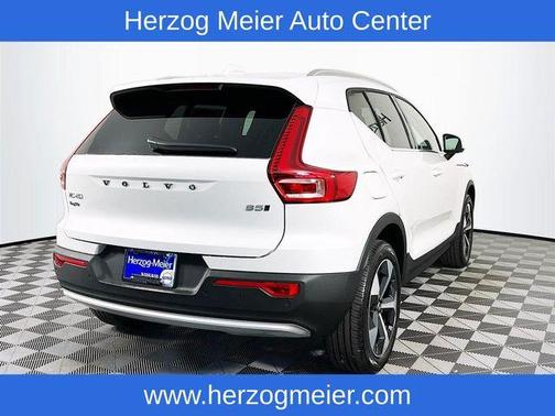 2025 Volvo XC40 B5 Core Bright Theme