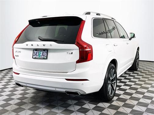 2017 Volvo XC90 T6 Momentum