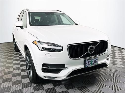 2017 Volvo XC90 T6 Momentum