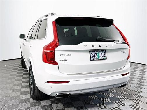 2017 Volvo XC90 T6 Momentum