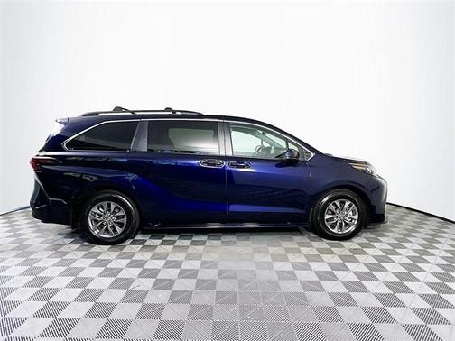 2024 Toyota Sienna LE