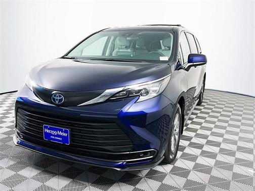 2024 Toyota Sienna LE
