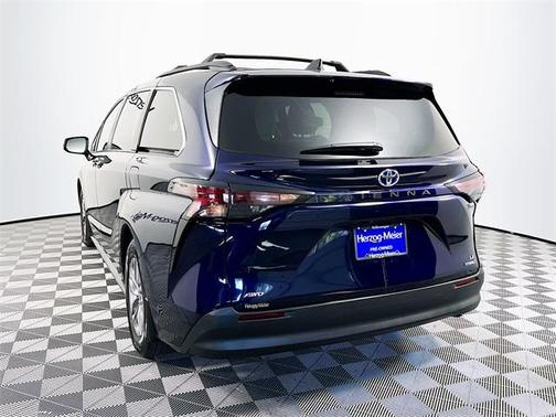 2024 Toyota Sienna LE