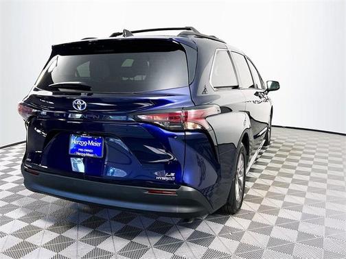 2024 Toyota Sienna LE