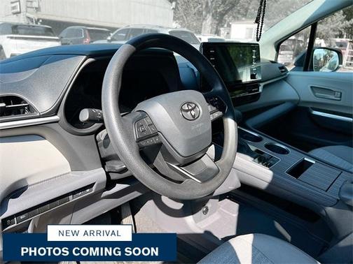 2024 Toyota Sienna LE