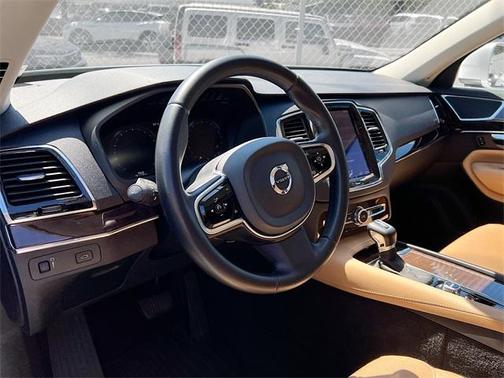 2016 Volvo XC90 T6 Momentum