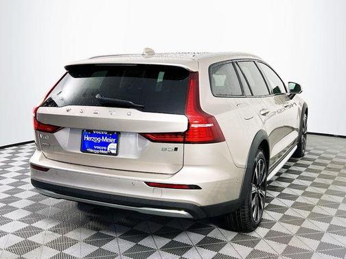 Bright 2026 Volvo V60 Cross Country B5 Ultra