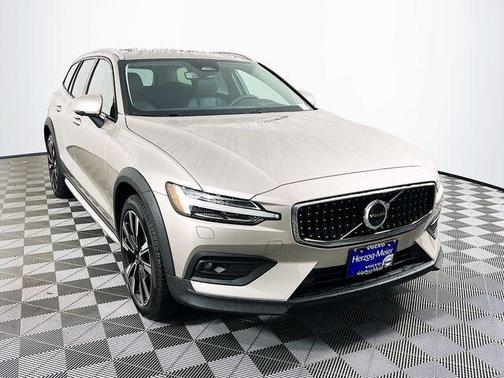 Bright 2026 Volvo V60 Cross Country B5 Ultra