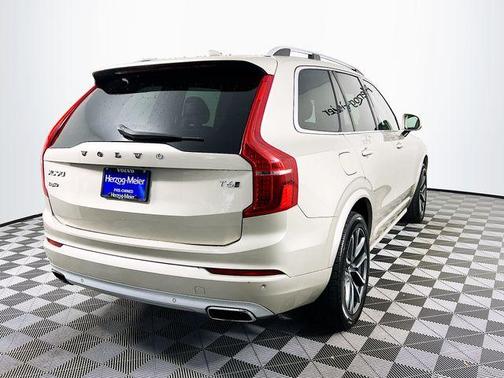 2016 Volvo XC90 T6 Momentum